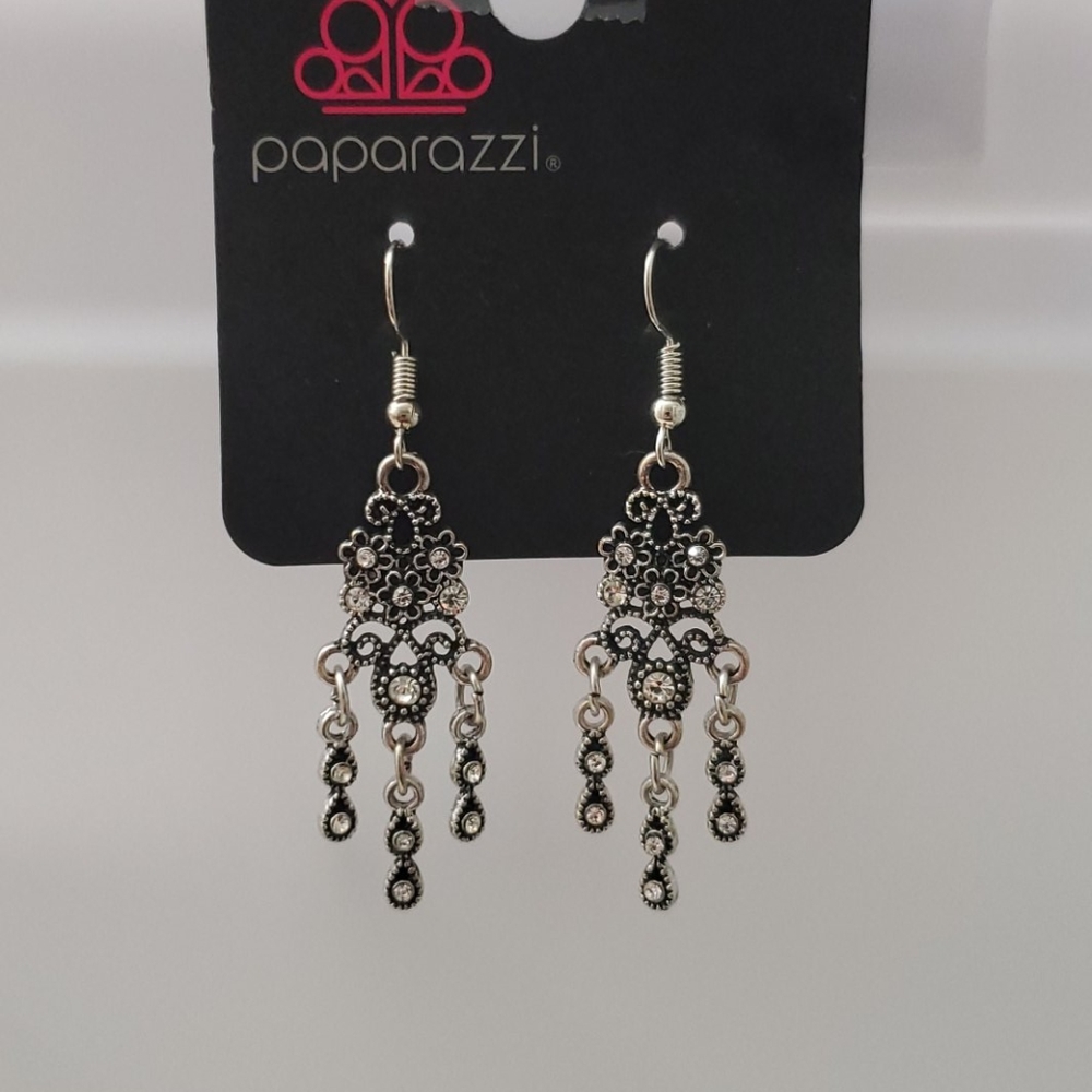 Paparazzi Pierced Earrings Dangling Silver / Black